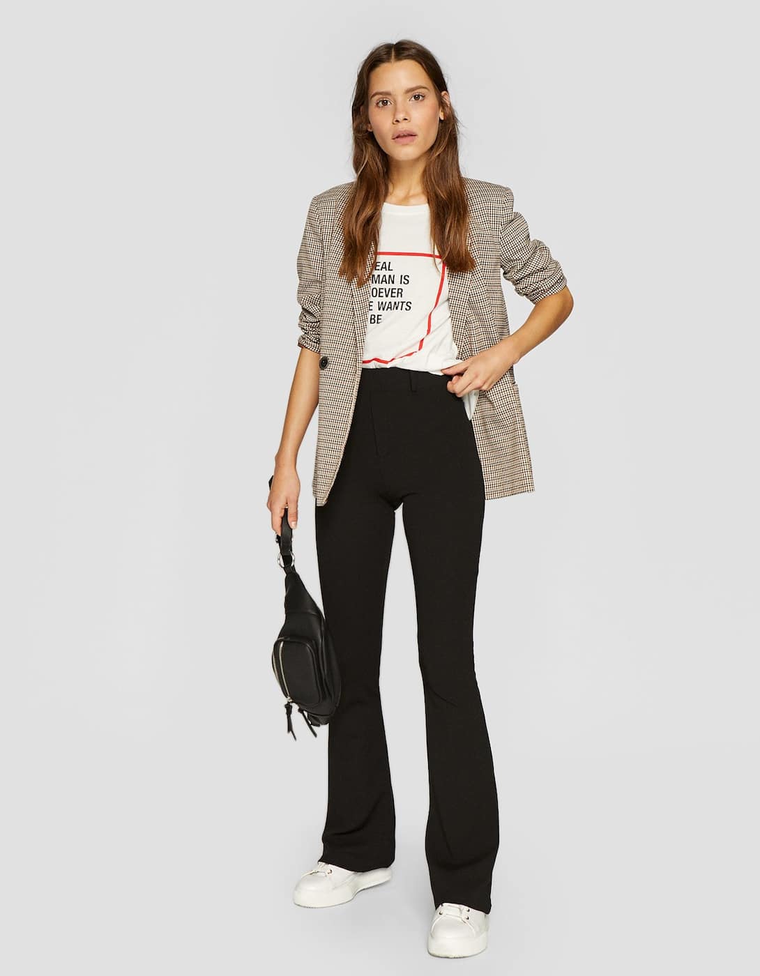 Modelo con el pantalón flare Stradivarius