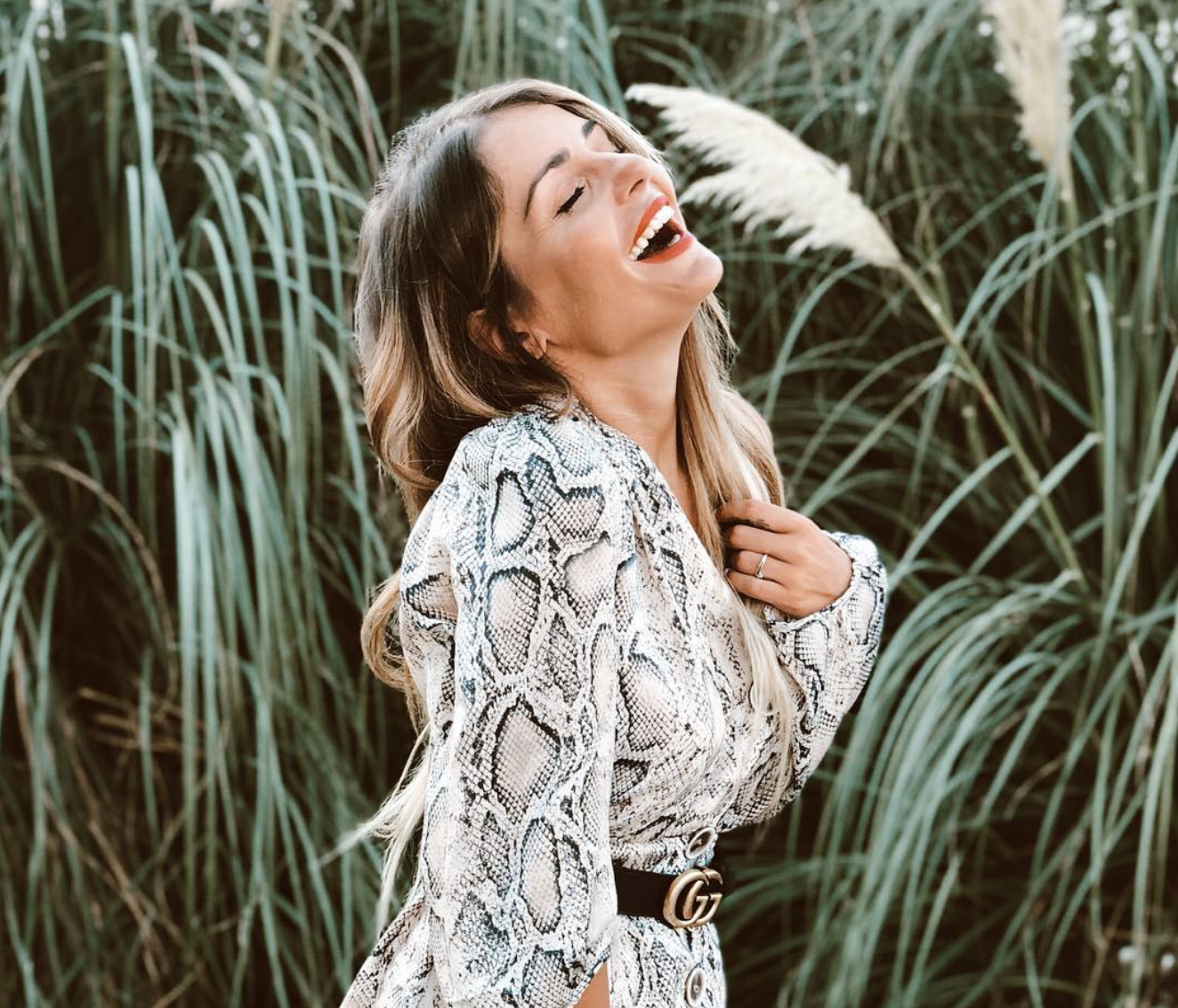 Influencer luciendo vestido viral de Zara