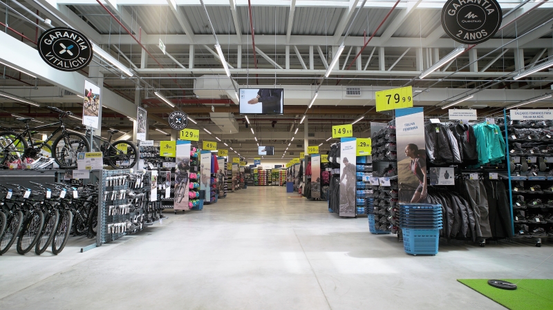 Estantes en una tienda Decathlon