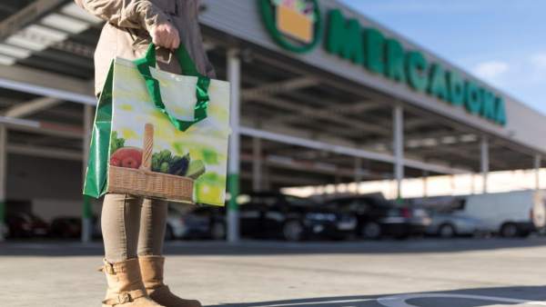 Mujer de compras en Mercadona