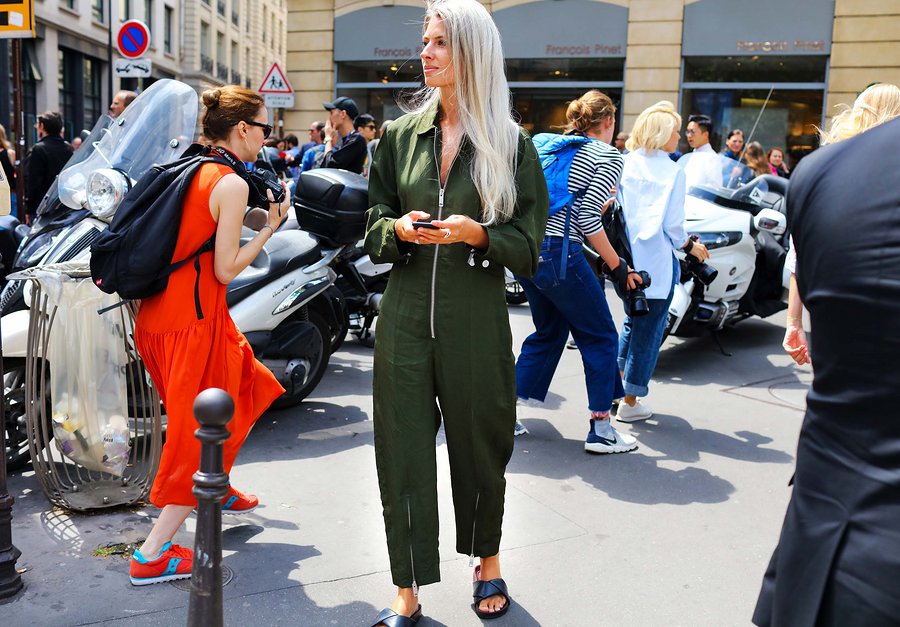 Mono de trabajo en street style