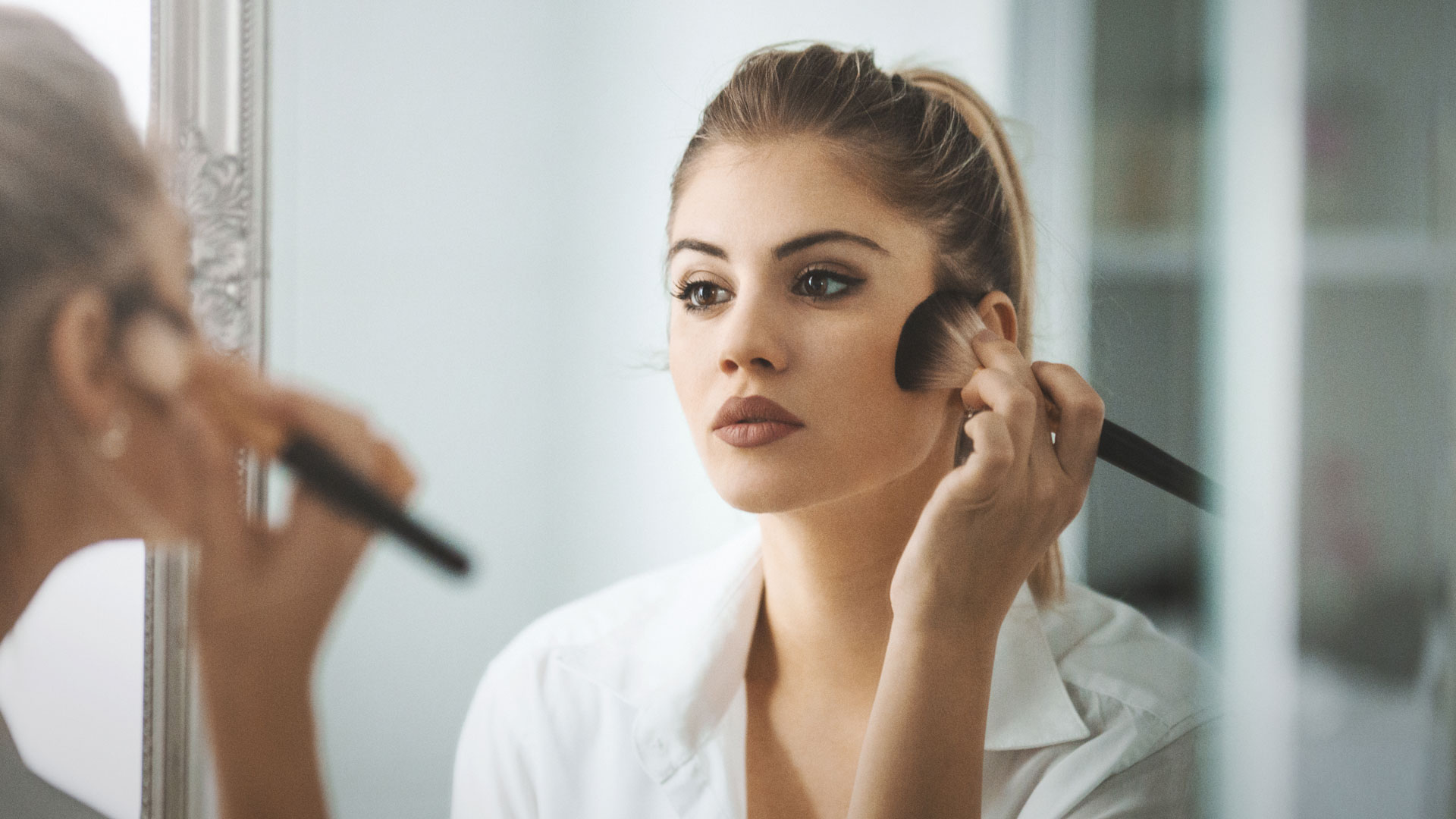 Imagen de una mujer maquillándose