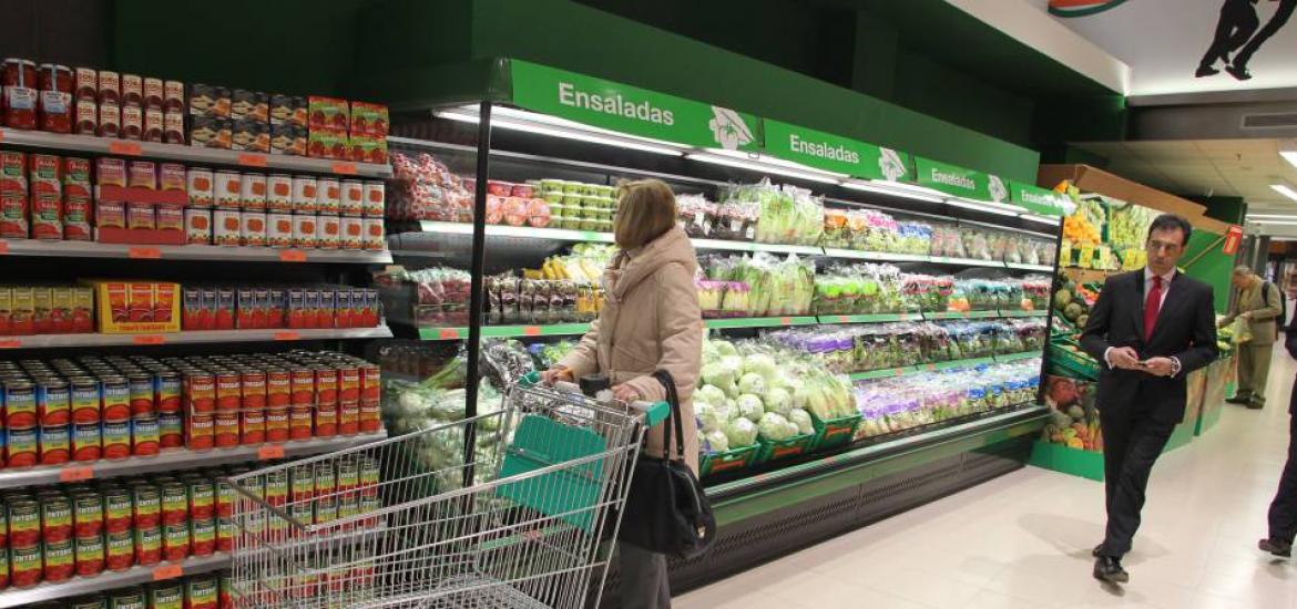 Mujer haciendo la compra en Mercadona