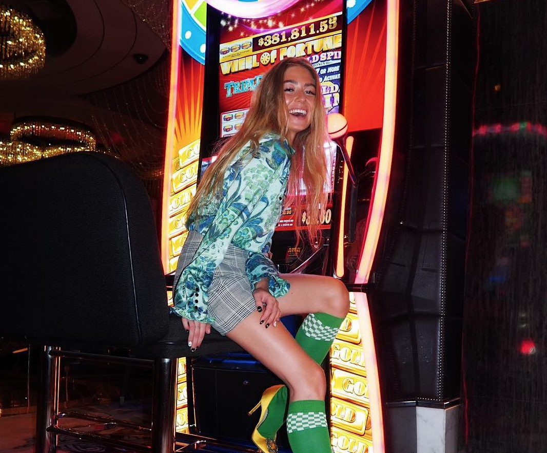 Influencer luciendo falda tartán