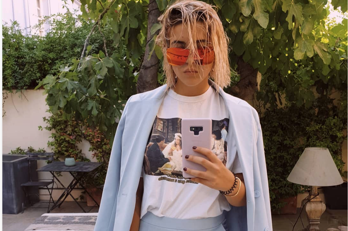 Alba Díaz luciendo un look de traje y camiseta