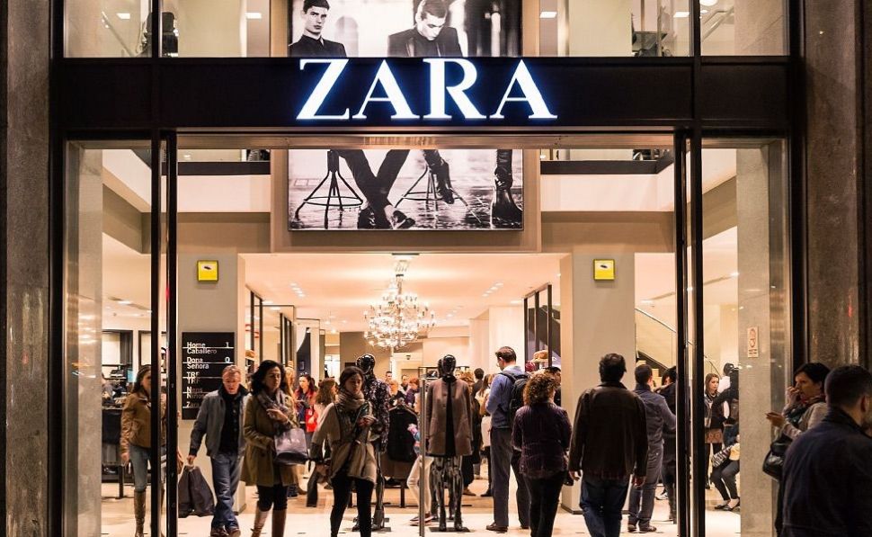 Tienda de Zara con mucha gente entrando