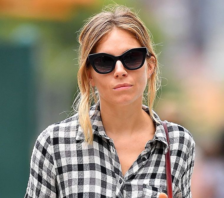 Actriz paseando con un vestido de Zara