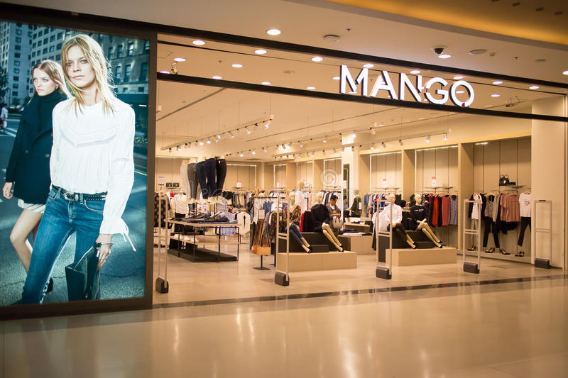 Entrada a una tienda de Mango