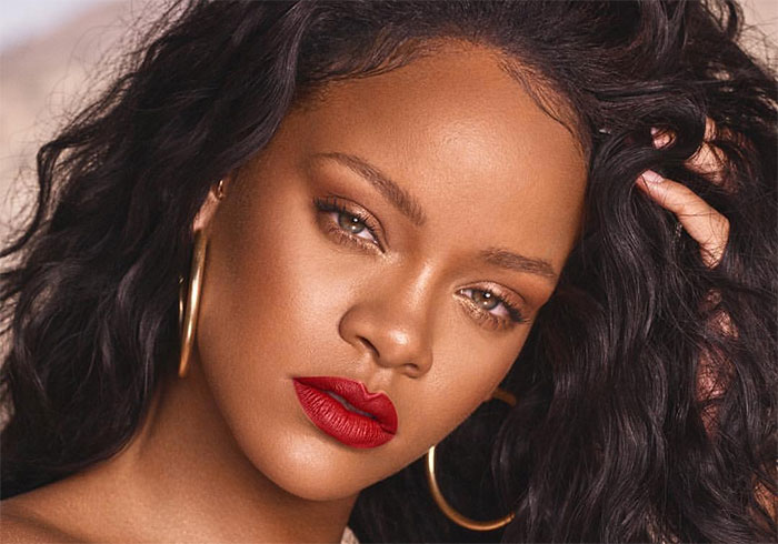 Rihanna posando para la imagen de su colección de maquillaje
