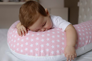 Cojín de lactancia materna y bebé durmiendo