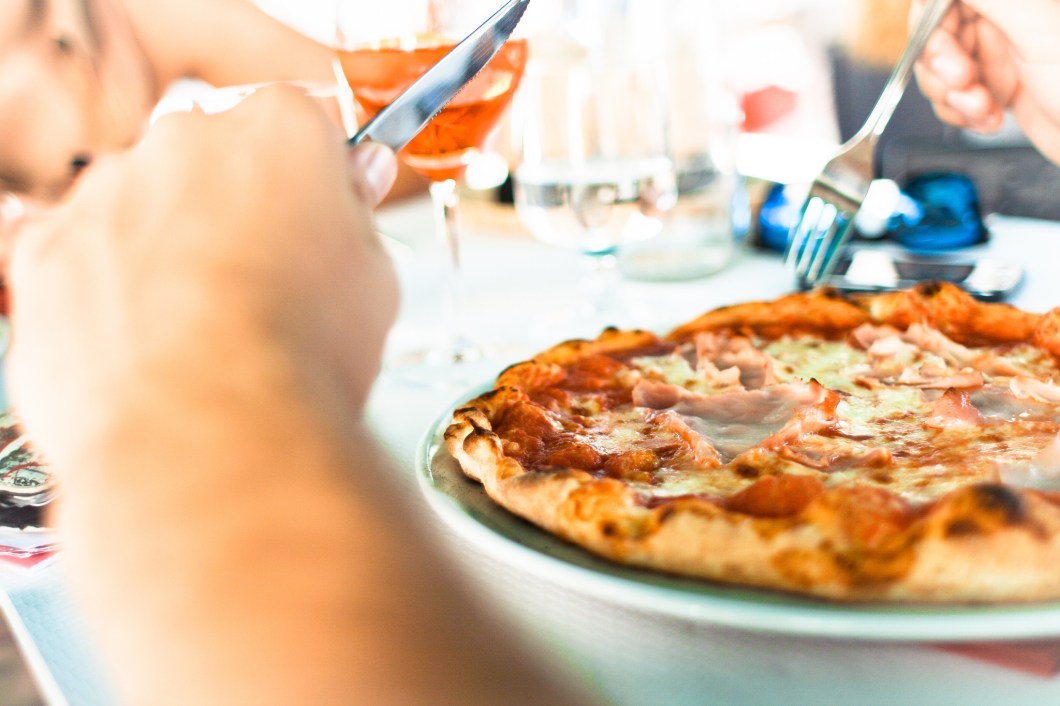 Amigos disfrutando de una pizza