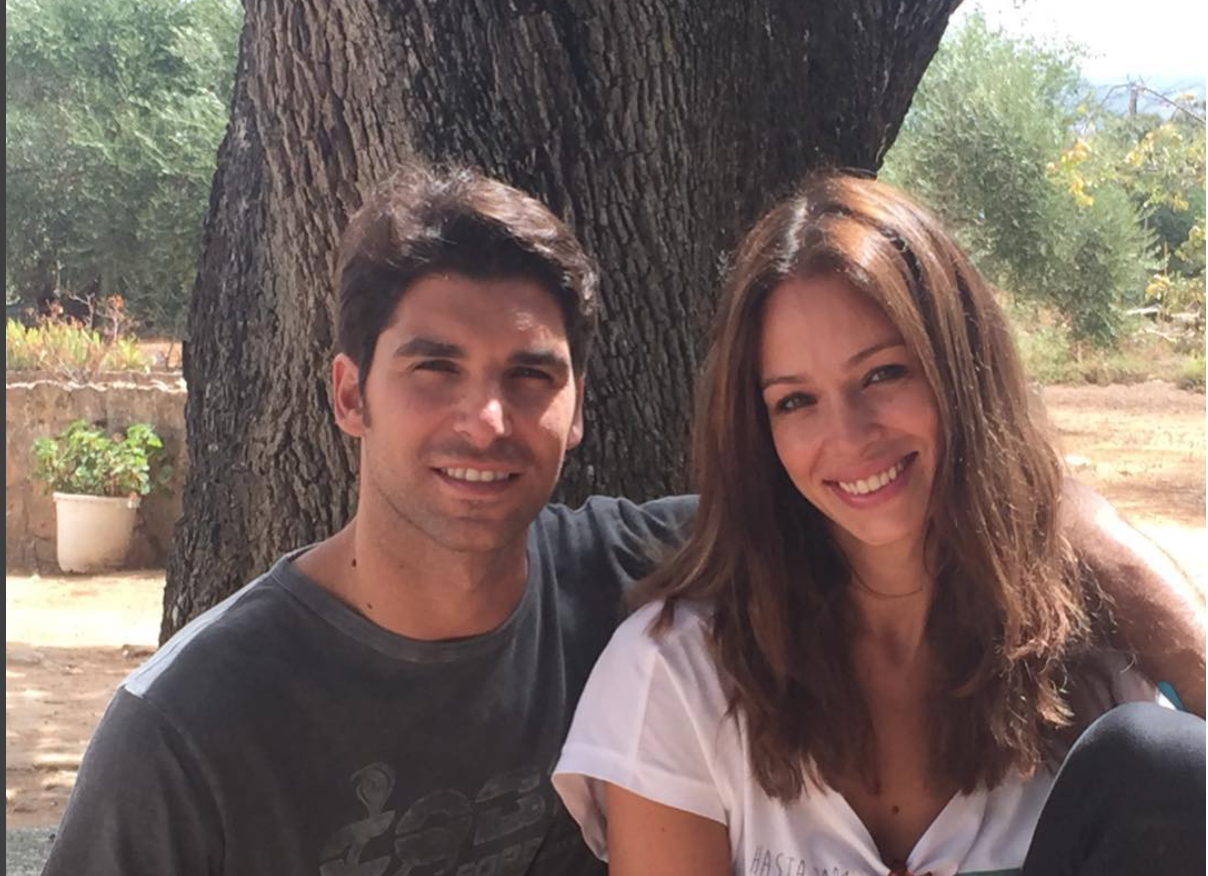 Eva González y su marido posando en una foto de Instagram