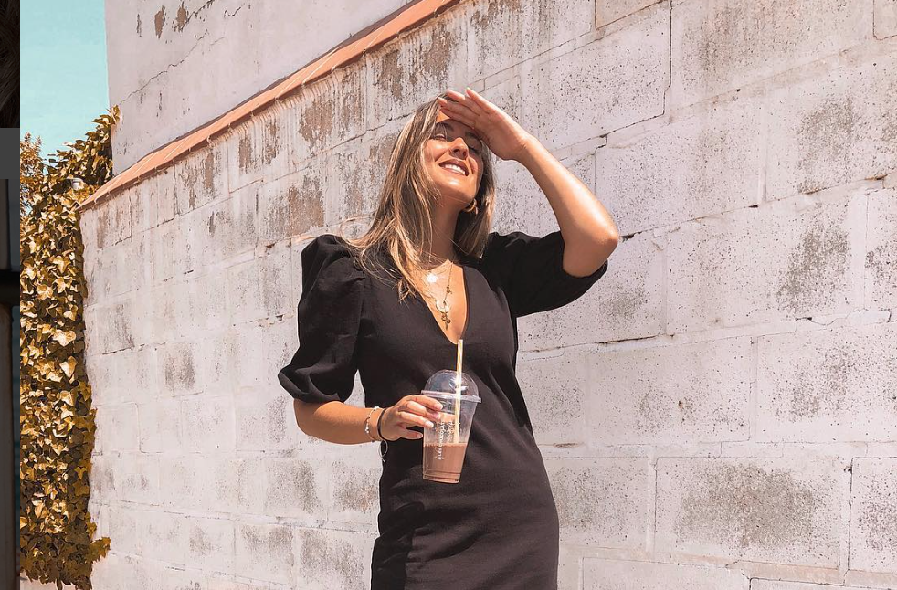 La influencer Ana Sáez luciendo vestido de mangas abullonadas