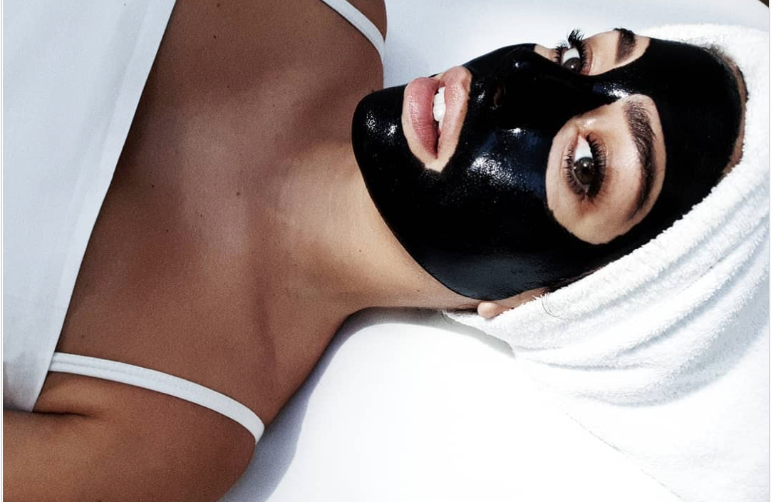 Blanca Suarez con la mascarilla de carbón activo