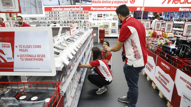 Dependientes en una tienda Media Markt