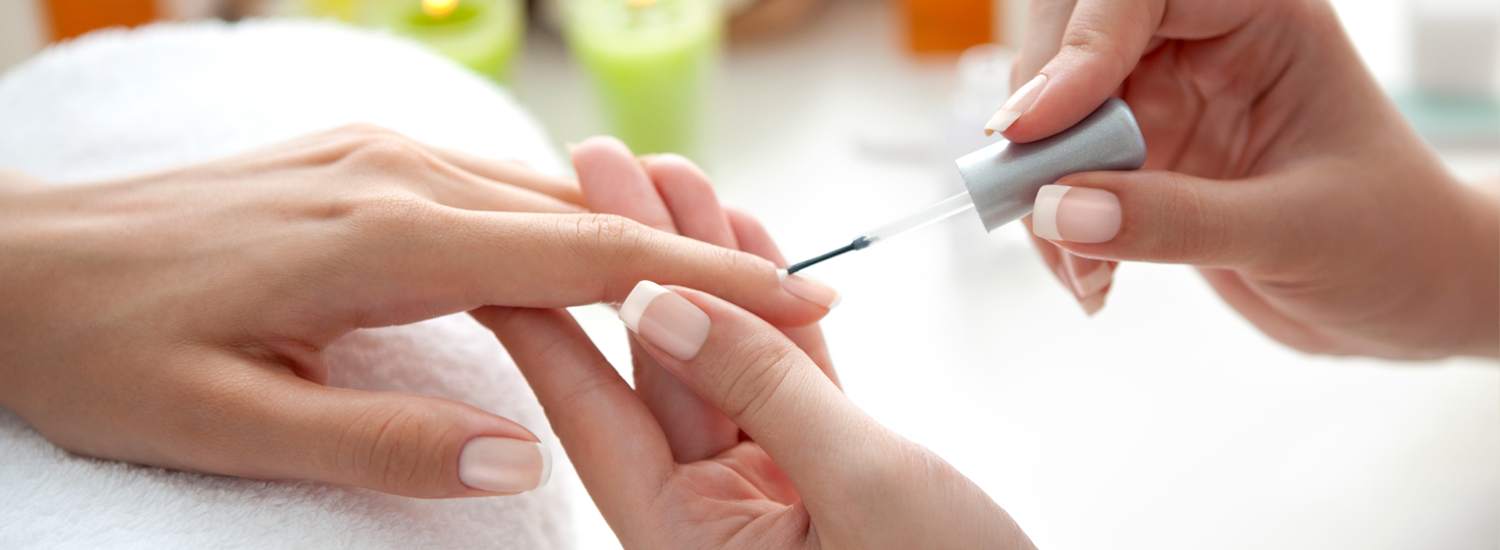 Mujer haciéndose la manicura