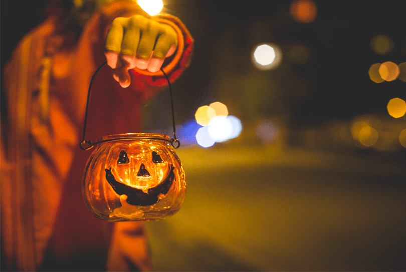 Niño sujetando calabaza de Halloween