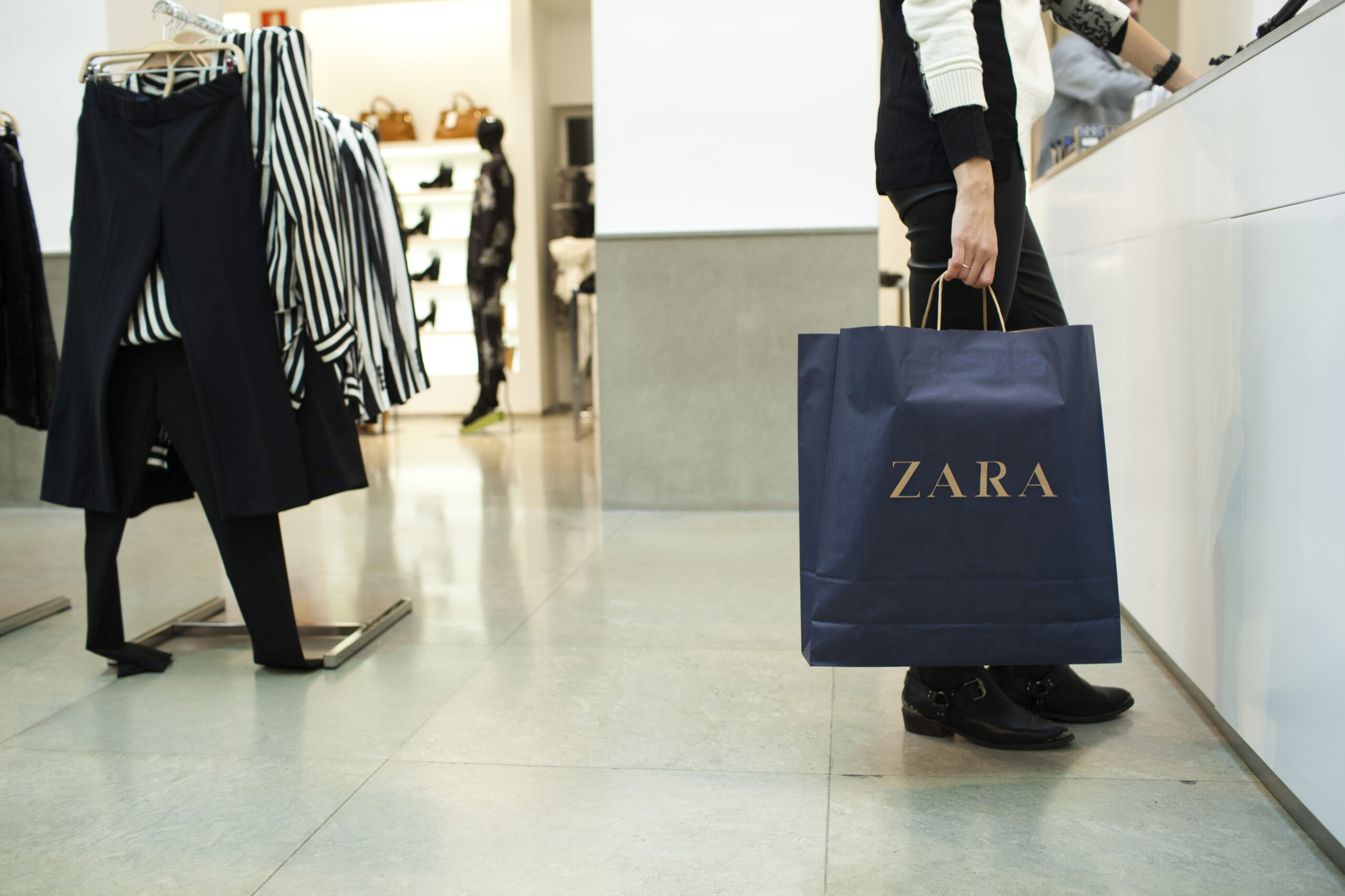 Mujer comprando en Zara