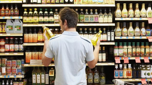 Hombre decidiendo qué aove comprar