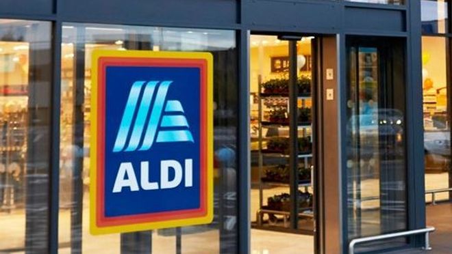 Supermercados Aldi con muchas personas esperando