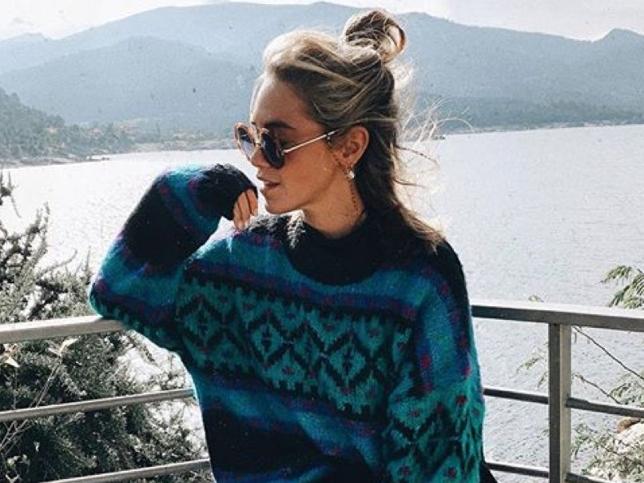 Influencer luciendo jersey en tendencia