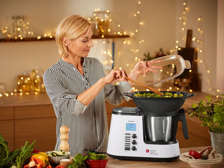 Mujer cocinando con el robot de cocina de Lild