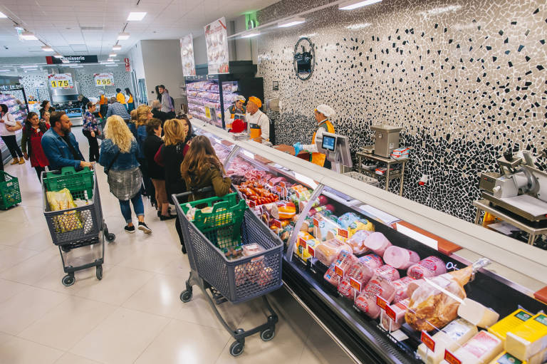 Supermercados Mercadona con clientes en la Charcutería