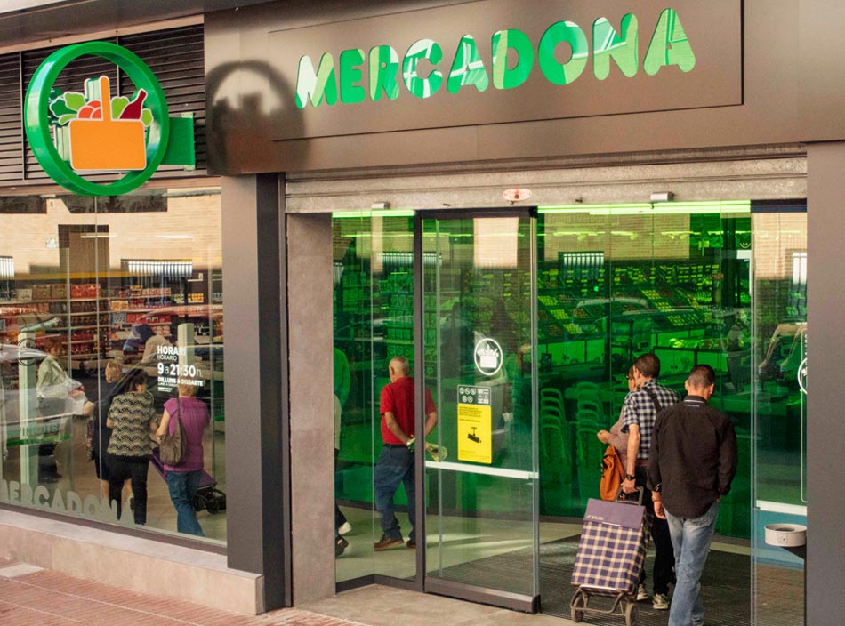 Clientes entrando y saliendo de los supermercados Mercadona