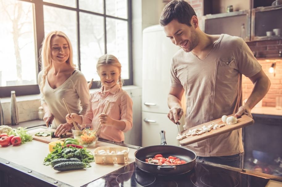 Familia cocinando