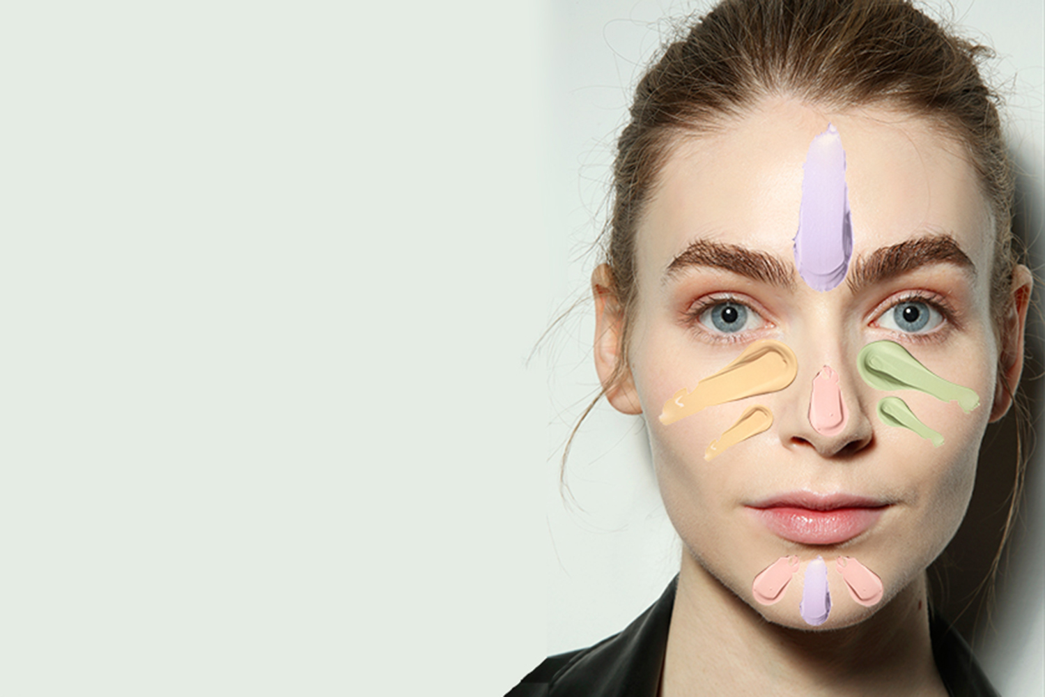 Mujer usando correctores para eliminar las ojeras e imperfecciones