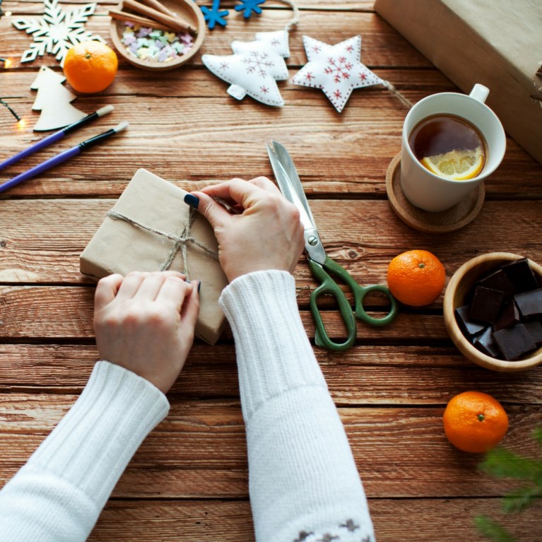 Envolviendo regalos de amigo invisible