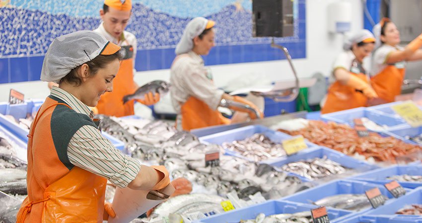 Personas de la pescadería trabajando en los supermercados Mercadona
