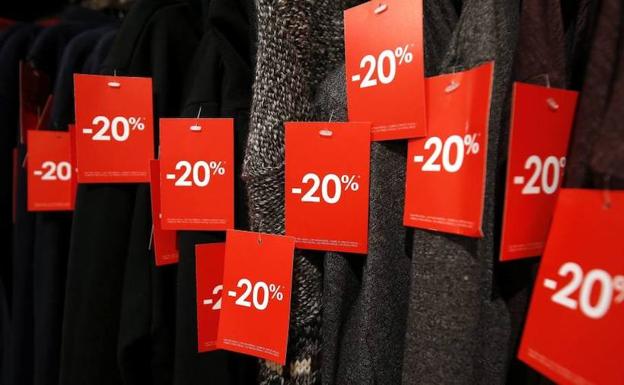 Periodo de rebajas en tiendas físicas con etiquetas con descuentos