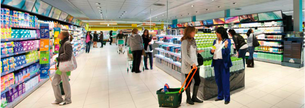 Clientes en la perfumería de Mercadona