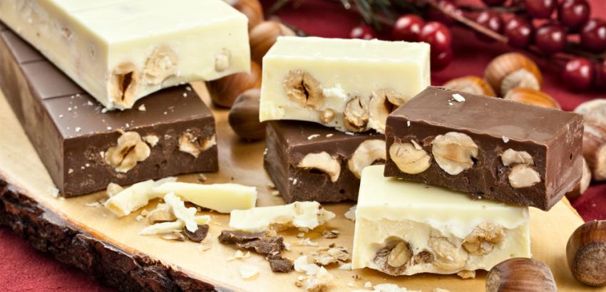 Distintos tipos de turrones navideños cortados