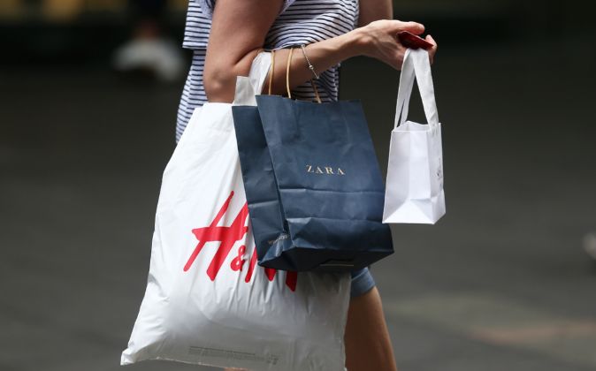 Mujer comprando en Zara