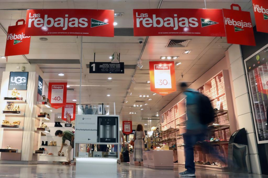 Carteles anunciando las rebajas El Corte Inglés