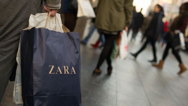 Bolsa de Zara por la calle