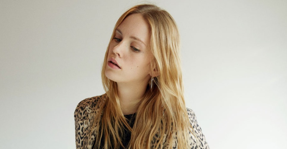 Modelo de la Colección rebajas de Bershka