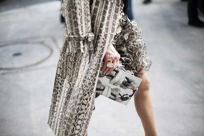 Street style con Animal print de serpiente