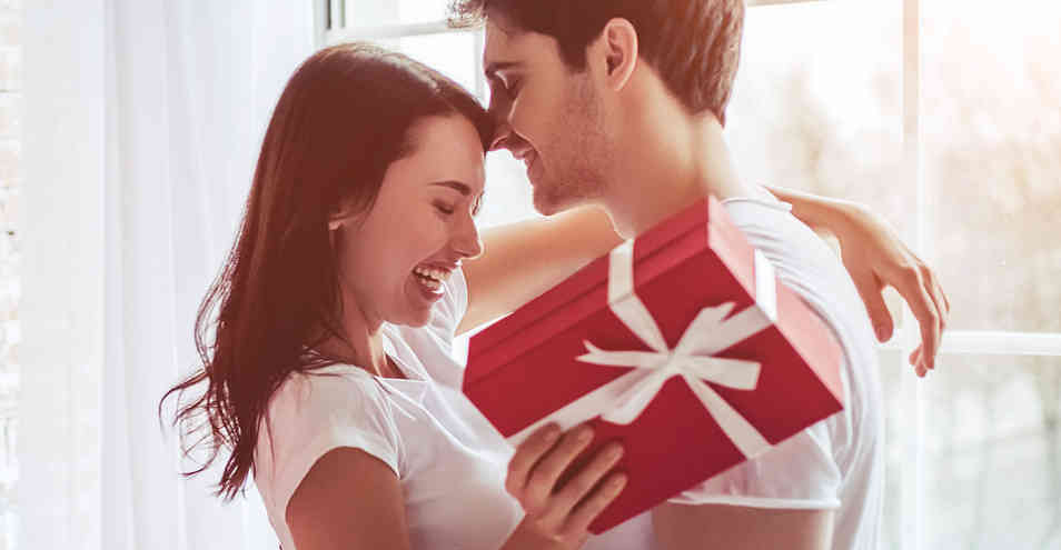 Pareja recibiendo regalos de San Valentín