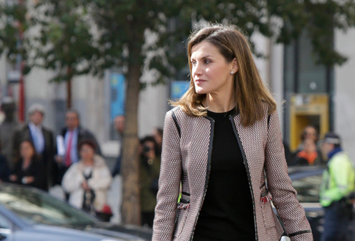 La Reina Letizia luciendo pantalones negros en su street style