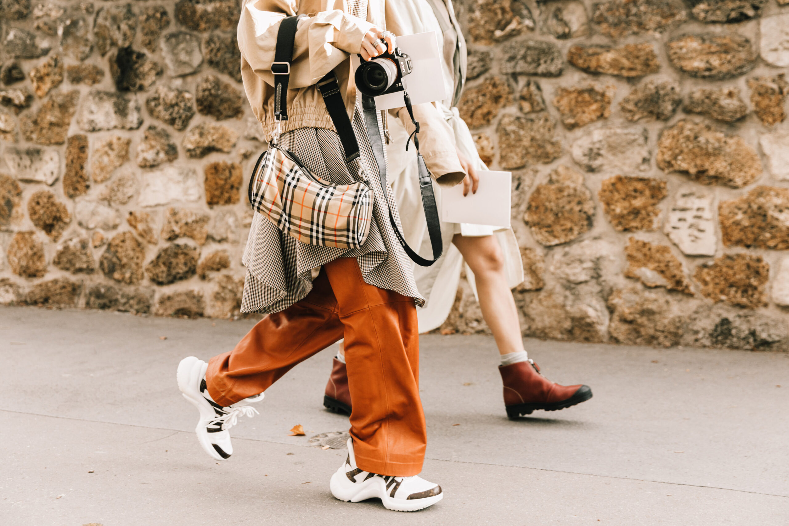Street style con zapatillas deportivas