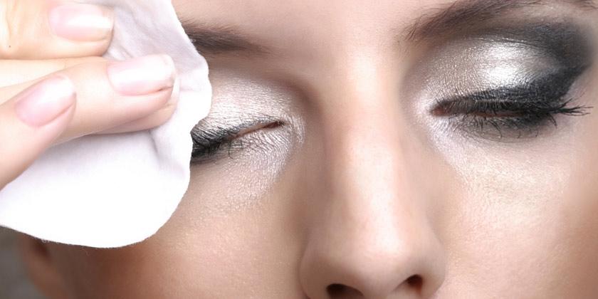 Mujer desmaquillándose