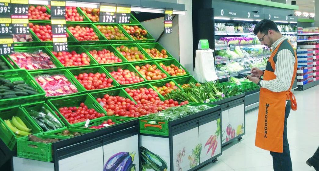 Dependiente de Mercadona trabajando en el supermercado