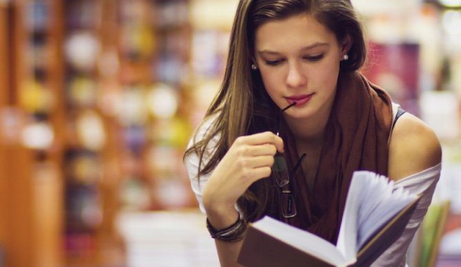 Mujer leyendo en una biblioteca