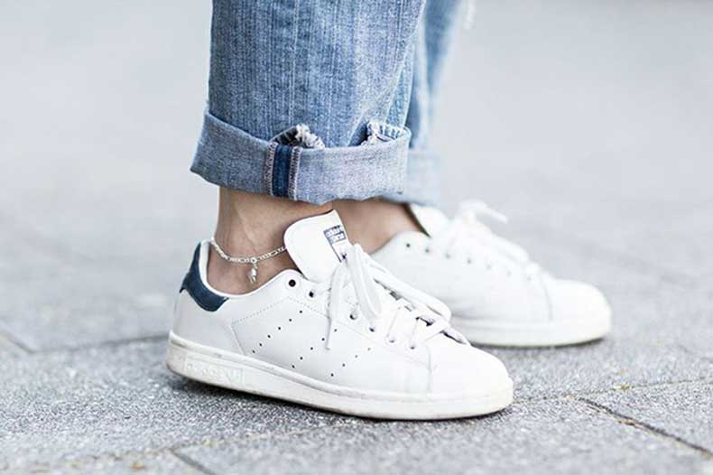 Street style con zapatillas Adidas
