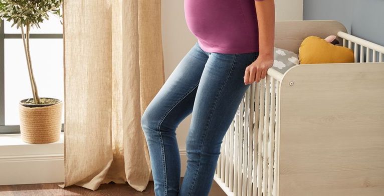 Mujer con vaqueros premamá de Lidl