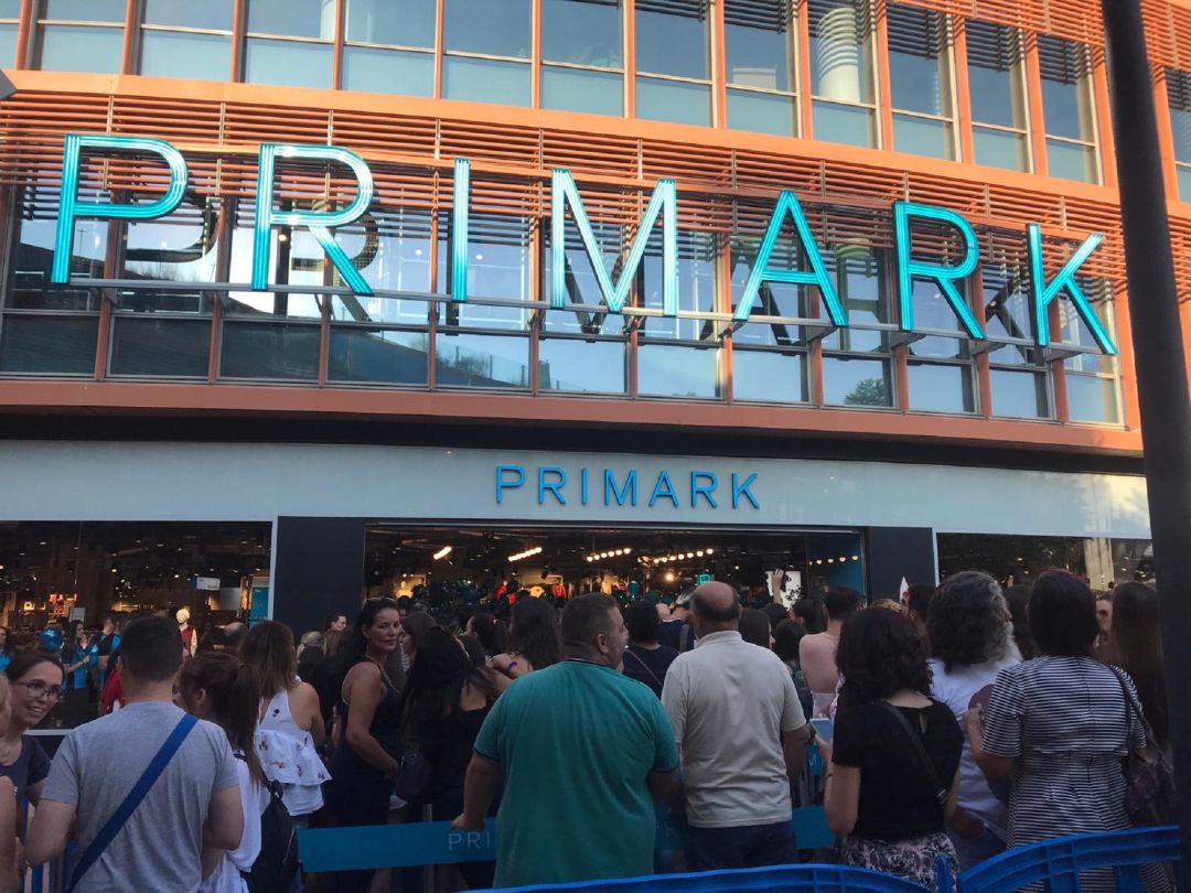 Colas en el establecimiento de Primark