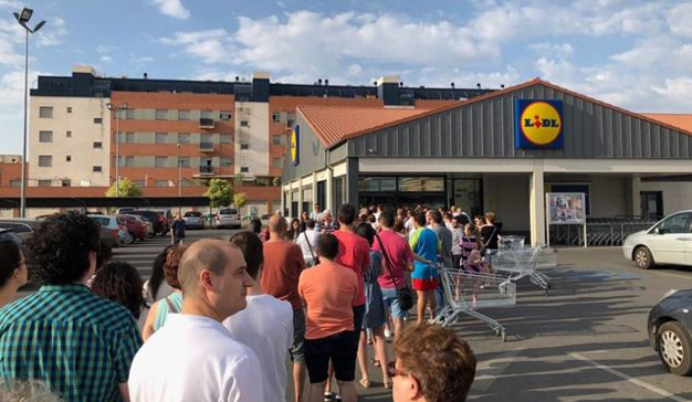 Colas en los supermercados Lidl